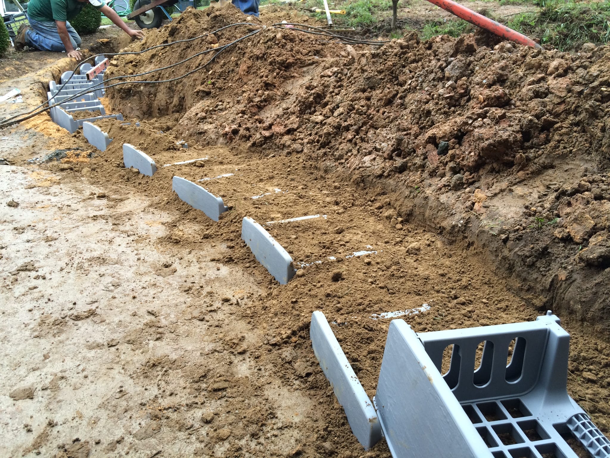 Varden living retaining wall blocks with base row backfilled with soil-2